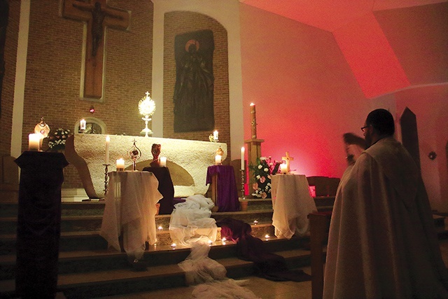 Modlitwa przed relikwiami w kościele pw. św. Brata Alberta w Gdańsku- -Przymorzu.