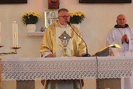Przy ołtarzu służył proboszcz ks. Sławomir Lorek.