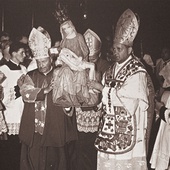 Uroczystość koronacyjna w Limanowej. Biskupi z kard. K. Wojtyłą niosą ukoronowaną limanowską Pietę.