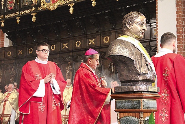 Biskup diecezji mediolańskiej odsłonił popiersie papieża.