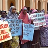 Nigeryjczycy, chrześcijanie i muzułmanie protestujący wspólnie przeciwko przemocy w mieście Bauchi.