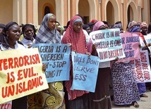 Nigeryjczycy, chrześcijanie i muzułmanie protestujący wspólnie przeciwko przemocy w mieście Bauchi.