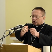 Abp Ryś w czasie głoszenia konferencji w ząbkowickiej kaplicy.