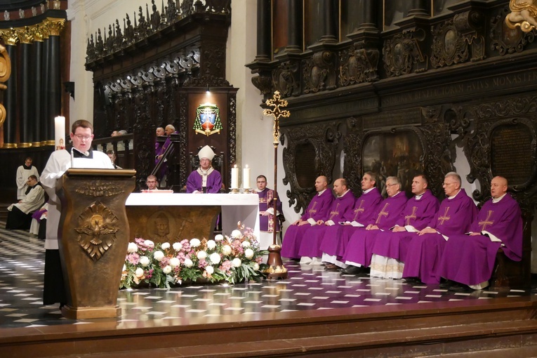 Msza św. za zmarłych biskupów oraz prezbiterów
