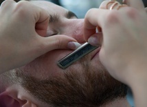 Mężczyźni coraz bardziej dbają o wygląd. Nie tylko fryzura, ale też manicure, depilacja woskiem, czy regulacja brwi