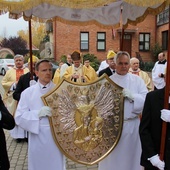 Ryngraf-relikwiarz procesyjnie wniesiono do natolińskiej świątyni.