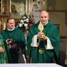Kard. Dziwisz przekazuje relikwie św. Jana Pawła II ks. proboszczowi Ireneuszowi Neznalowi.