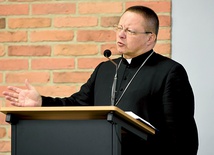 Abp Grzegorz Ryś w czasie głoszenia konferencji na Dolnym Śląsku.