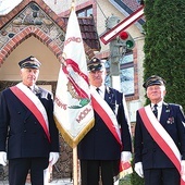 Grupa z Korsz ze swoim sztandarem przy ufundowanej  przez nich kaplicy różańcowej.