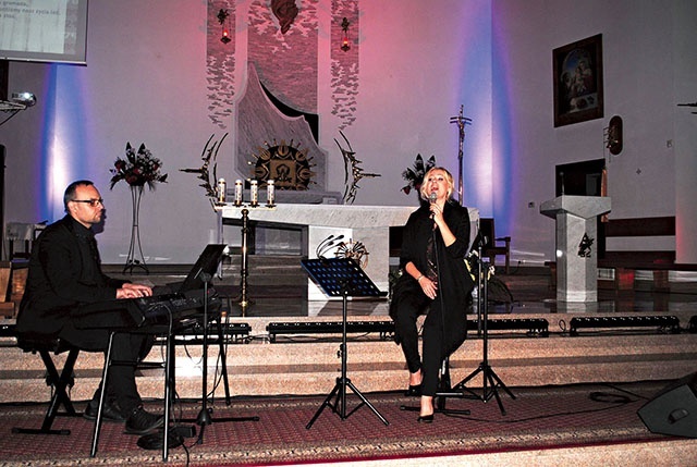 Olga Szomańska zaśpiewała znane pieśni patriotyczne.
