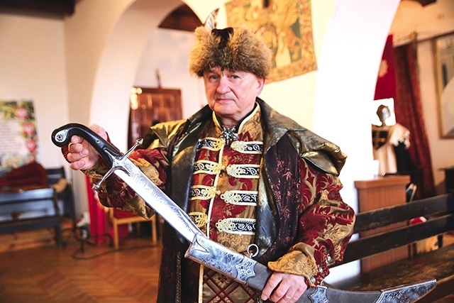 Pasją Henryka Ziomka jest odtwarzanie najlepszych szabel w historii uzbrojenia.