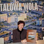 	Krystyna Wojniak, inspektor ds. kultury w Wydziale Promocji, Kultury i Sportu Urzędu Miasta, prezentuje książkę. 