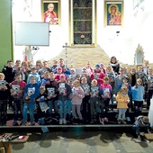 W październiku dzieci uczestniczyły w codziennych nabożeństwach różańcowych.