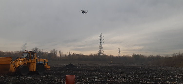 Katowice. Testy dronów na składowisku odpadów 