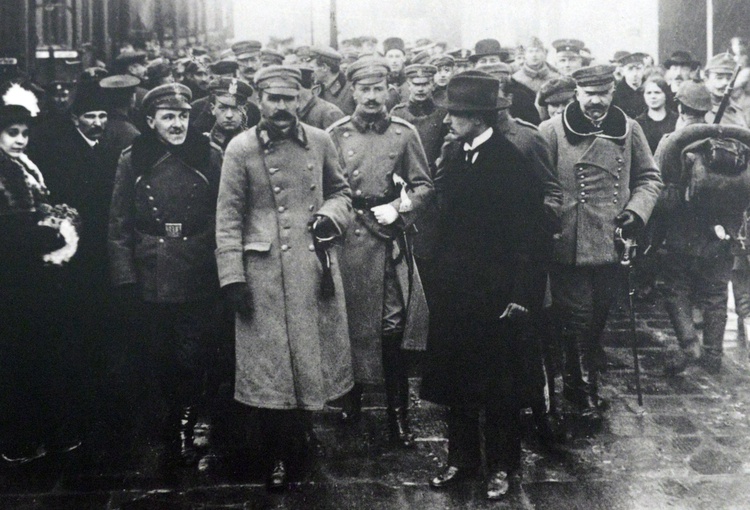 Józef Piłsudski po przyjeździe  do Warszawy 10 listopada 1918