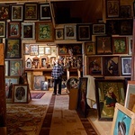 Domowa galeria ks. Władysława to ogromne przestrzenie pełne obrazów.