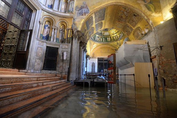 Woda w Bazylice św. Marka w Wenecji
