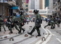 Policja w Hong Kongu podczas protestów