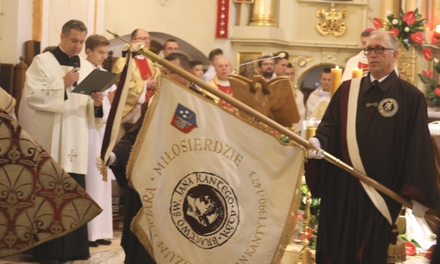 Nowy sztandar, poświęcony w dniu inauguracji działalności Bractwa św. Jana Kantego.