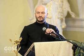 O. Paweł Sawiak SJ w czasie głoszenia konferencji do księży.