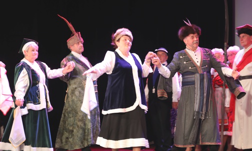 Seniorzy zaprezentowali tradycyjne polskie tańce.
