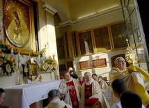 W ostrobramskiej kaplicy MB Miłosierdzia błogosławieństwa Najświętszym Sakramentem uczestnikom uroczystości udzielił nuncjusz apostolski w Polsce.