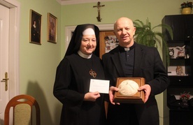 Piuskę św. Jana Pawła II, patrona kaplicy, ks. Sławomirowi Płusie przekazała siostra Ludwika.