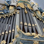 Prospekt XVIII- -wiecznego instrumentu w Ratowie należy  do najoryginalniejszych  nie tylko na Mazowszu,  ale i w Polsce.