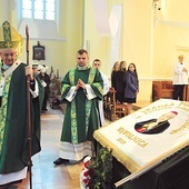 Podczas liturgii abp Budzik pobłogosławił symbol placówki.