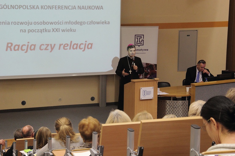 Po raz kolejny wykład inauguracyjny wygłosi bp Zbigniew Zieliński. Tym razem odniesie się do tegorocznego hasła konferencji: "Miłość - tyle dasz, ile masz".