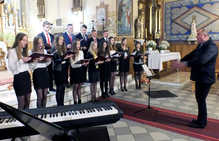 W tegorocznym koncercie zaprezentowało się 7 chórów (na zdjęciu chór im. Jana Pawła II z Opoczna).
