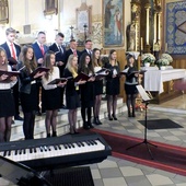 W tegorocznym koncercie zaprezentowało się 7 chórów (na zdjęciu chór im. Jana Pawła II z Opoczna).