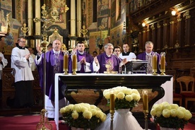 Sesja Kapituły katedralnej i modlitwa za zmarłych kanoników
