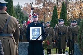 Zmarły został pochowany na cmentarzu na białogardzkim Pękaninie.