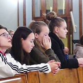 Modlitwa nastolatków przed Najświętszym Sakramentem.