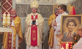 Relikwie bł. Hanny Chrzanowskiej wspólnocie parafialnej przekazał metropolita.