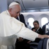 Franciszek podczas rozmowy z dziennikarzami na pokładzie samolotu