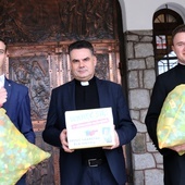 W akcję włączyła się cała społeczność seminarium. Z plastikowymi nakrętkami (od lewej): al. Adrian Żak, ks. Rafał Widuliński, dyrektor ekonomiczny WSD, i al. Krystian Korba.