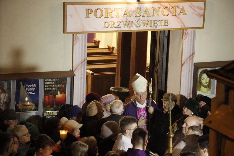 Drzwi święte otworzył ordynariusz diecezji łowickiej.