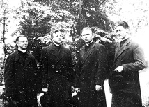▲	Ks. Jan Macha (na zdj. drugi z prawej) święcenia kapłańskie otrzymał 25 czerwca 1939 roku z rąk biskupa Stanisława Adamskiego w kościele Świętych Apostołów Piotra i Pawła w Katowicach.
