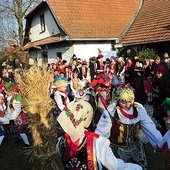 W rocznicę ślubu Lucjana Rydla i Jadwigi Mikołajczykówny przed posiadłością odbywa się tradycyjny obrzęd.