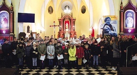 Kapłani i uczestnicy Mszy św. roratnich korzystają m.in. z materiałów „Małego Gościa Niedzielnego”.