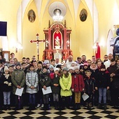Kapłani i uczestnicy Mszy św. roratnich korzystają m.in. z materiałów „Małego Gościa Niedzielnego”.