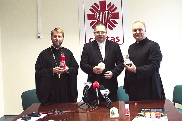 ▲	Do zakupu wigilijnych świec zachęcają (od lewej): ks. Paweł Sidoruk, ks. Wojciech Rudkowski i ks. Robert Kowalski.