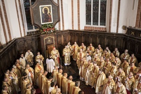 Kardynał Nycz pytał świeckich: Jakich kapłanów dziś potrzeba? 
