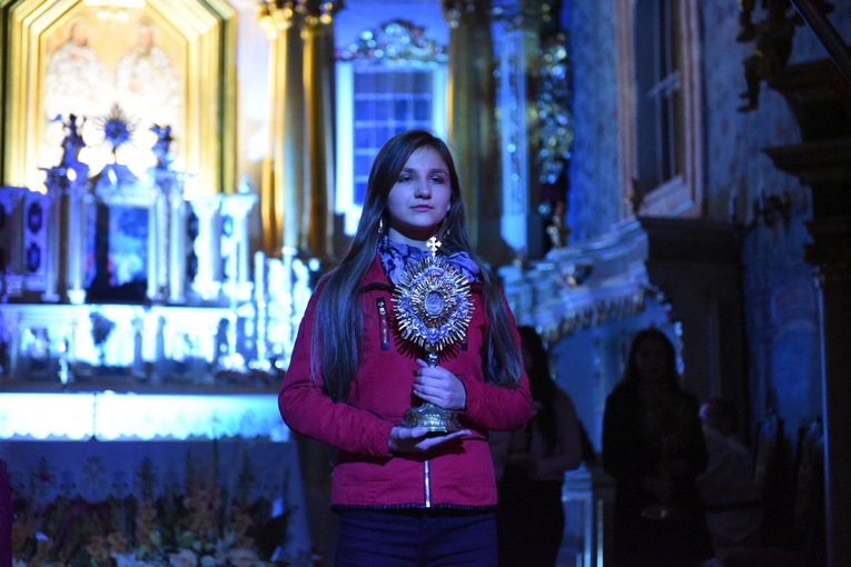 Podczas Nocy Świętych w 2018 roku młodzi prezentowali relikwiarz św. Barbary.