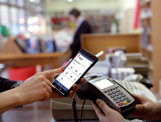 Za pomocą aplikacji bankowej IKO można nie tylko zapłacić rachunki, zlecić przelewy, założyć lokatę czy sprawdzić stan konta, ale również dokonać płatności zbliżeniowych  za pomocą smartfona.