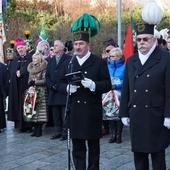 Pod Pomnikiem Pamięci Górnictwa Wałbrzyskiego zgromadzili się duchowni, samorządowcy, dzieci i młodzież, a przede wszystkim gwarkowie. 