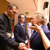 Wręczenie medalu 100-lecia PCK ks. rektorowi WSD w Tarnowie Jackowi Soprychowi.