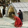 Franciszek przed szopką w Watykanie